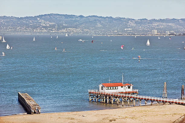 залив сан-франциско - windsurfing sailing san francisco county sport стоковые фото и изображения