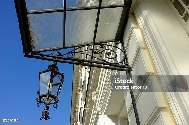 Foto de Vintage Com Luminária De Parede e mais fotos de stock de Azul - Azul, Beiral, Construindo