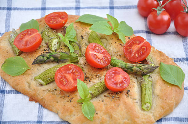 pizza com tomate e o verde espargos - fochaccia imagens e fotografias de stock