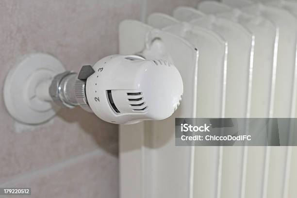 Thermostatic Ventil Für Energieeinsparung Von Heizung Mit Heizkörper Stockfoto und mehr Bilder von Energieabrechnung