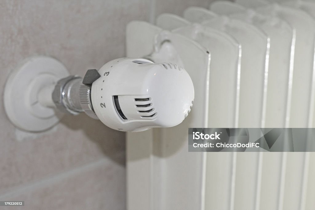 thermostatic клапан для экономии энергии с радиатор отопления - Стоковые фото Без людей роялти-фри