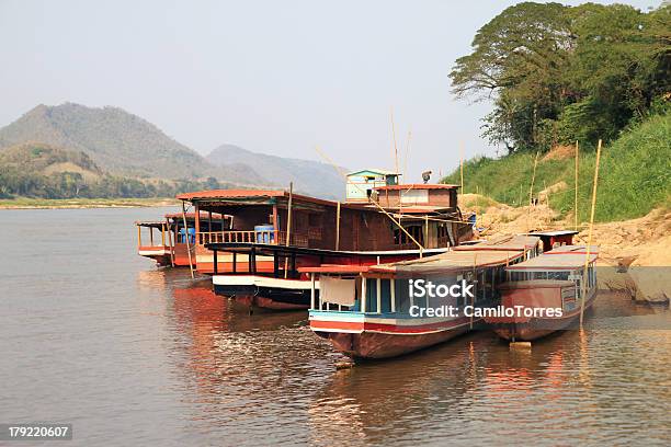 Foto de Laosiano Câmera Barcos Em Luang Prabang e mais fotos de stock de Barco a Motor - Barco a Motor, Barco de passageiros, Casa flutuante