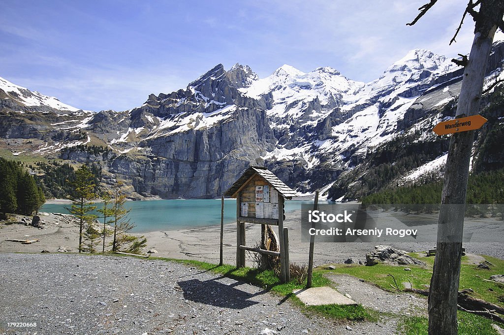 blue lake Oeschinensee - Lizenzfrei Alpen Stock-Foto