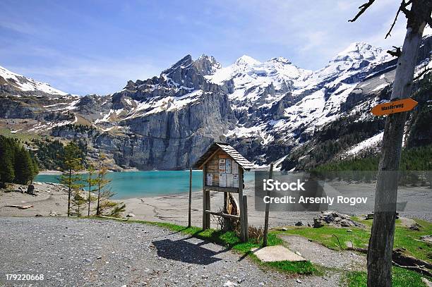 Azul Lago De Oeschinensee - Fotografias de stock e mais imagens de Alpes Europeus - Alpes Europeus, Ao Ar Livre, Azul