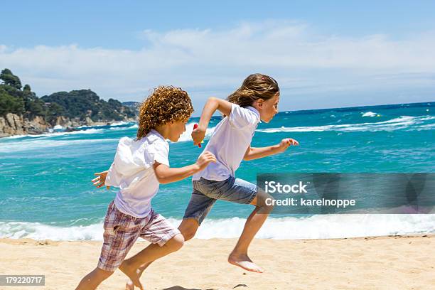 Photo libre de droit de Deux Garçons Courir Sur La Plage banque d'images et plus d'images libres de droit de Activité - Activité, Amitié, Beauté