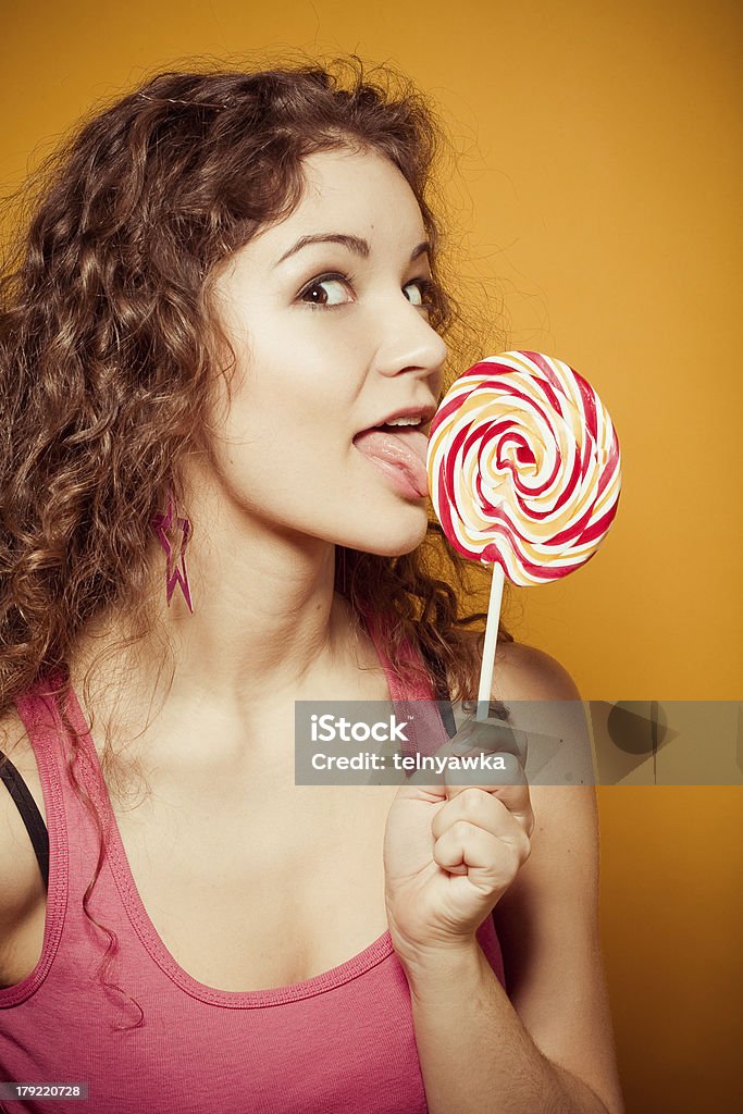 幸せな若い女性、棒付きキャンディ - 1人のロイヤリティフリーストックフォト