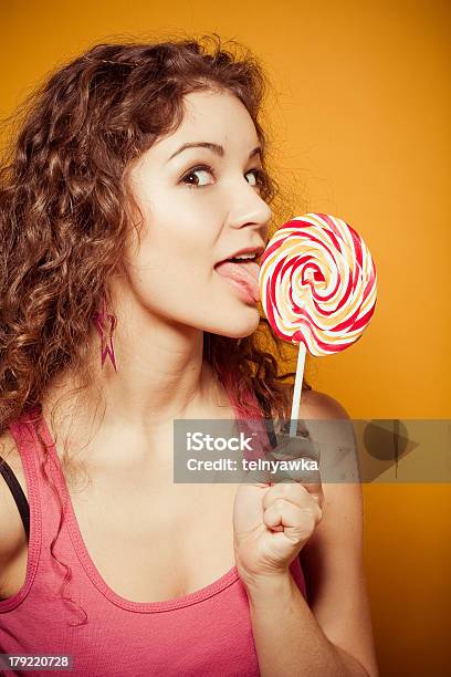 幸せな若い女性棒付きキャンディ - 1人のストックフォトや画像を多数ご用意 - 1人, おやつ, カーリーヘア