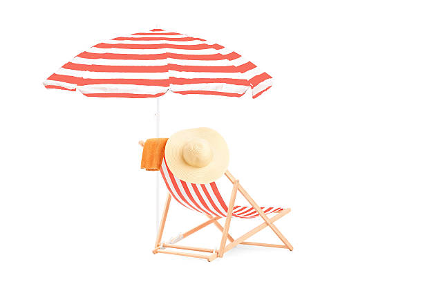 일광욕 의자에서 편히 쉬어 보십시오, 줄무늬 및 우산 - outdoor chair beach chair umbrella 뉴스 사진 이미지