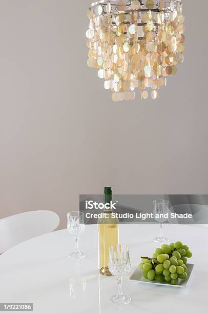 Photo libre de droit de Lustre Décoratives Et Une Bouteille De Vin Sur La Table banque d'images et plus d'images libres de droit de A la mode