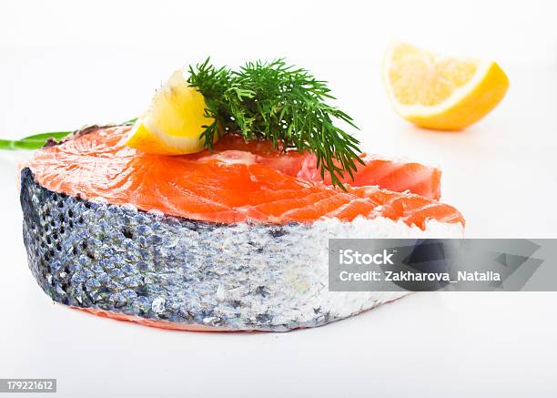 Pedaço De Salmão Fresco De Vaca Em Um Fundo Branco - Fotografias de stock e mais imagens de Bife - Bife, Carne, Comida