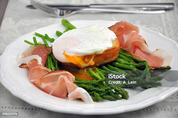 Espargos Verdes Com Bacon E Ovos Em Calda - Fotografias de stock e mais imagens de Agrião - Agrião, Alho, Amarelo