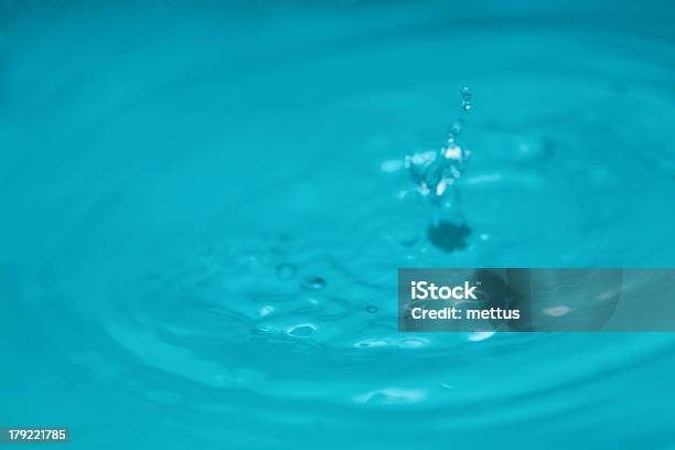 Salpicos De Água - Fotografias de stock e mais imagens de Abstrato - Abstrato, Azul, Bebida