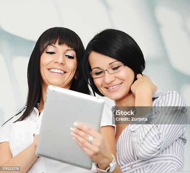 Due Businesswomenlavorando Su Tablet Gadget - Fotografie stock e altre immagini di Abbigliamento formale - Abbigliamento formale, Adulto, Affari