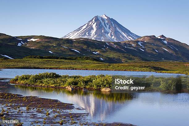 Paisaje De Kamchatka Viliuchinsky Volcán Foto de stock y más banco de imágenes de Península de Kamchatka - Península de Kamchatka, Agua dulce - Agua, Agua estancada