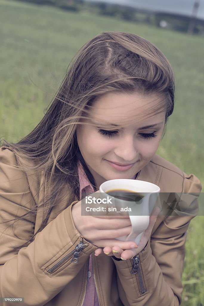 Ragazza bere caffè con piacere all'aria aperta - Foto stock royalty-free di Adulto