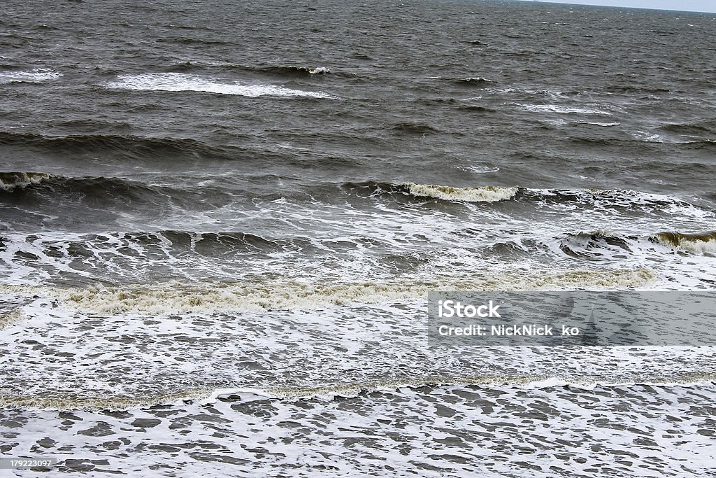Gray outono mar. Surf na praia - Foto de stock de Arrebentação royalty-free