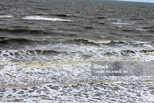 Foto de Gray Outono Mar Surf Na Praia e mais fotos de stock de Arrebentação - Arrebentação, Azul, Beleza natural - Natureza