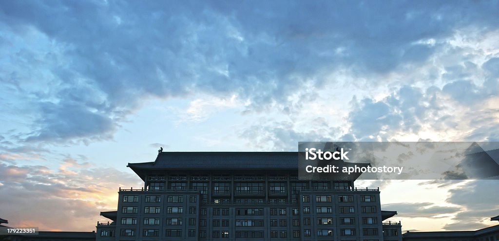 Pavilion edificio de estilo al atardecer - Foto de stock de Aguja - Chapitel libre de derechos