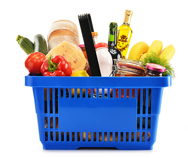 cesta de compras com uma variedade de produtos de mercearia isolado no branco - zucchini vegetable food food and drink - fotografias e filmes do acervo