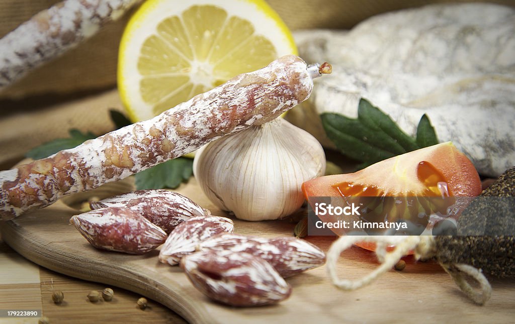 Salami avec légumes - Photo de Ail - Légume à bulbe libre de droits