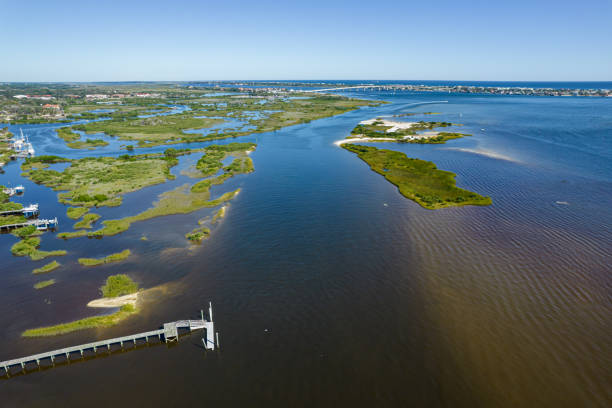 piękny widok z lotu ptaka na st augustine, najstarsze miasto w usa. zamek san marcos national monument, flagler college i zatoka matanzas - castel zdjęcia i obrazy z banku zdjęć