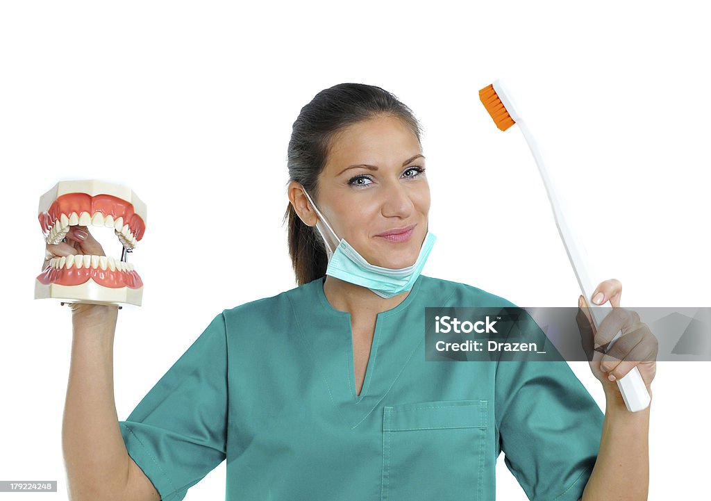 白人医師保持歯ブラシ、あごを背景に絶縁 - ヒトの口のロイヤリティフリーストックフォト