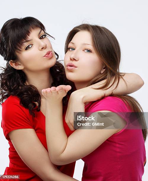 Retrato De Bonito Verão Meninas Mandar Beijo Para A Câmara - Fotografias de stock e mais imagens de 20-24 Anos