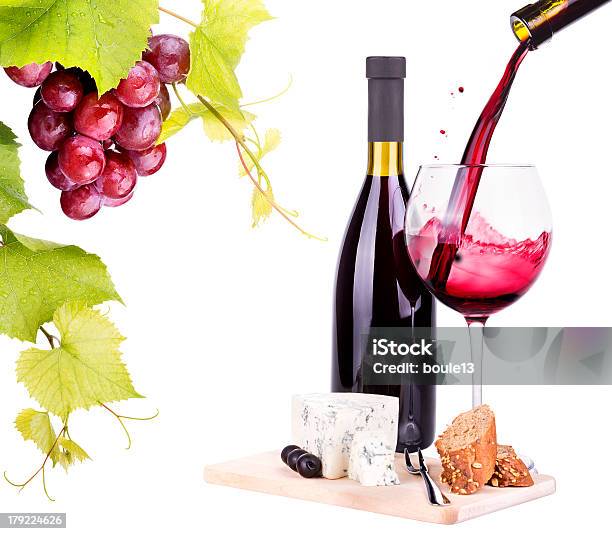 Roten Wein Und Auswahl Der Trauben Und Käse Stockfoto und mehr Bilder von Alkoholisches Getränk - Alkoholisches Getränk, Alkoholismus, Ast - Pflanzenbestandteil