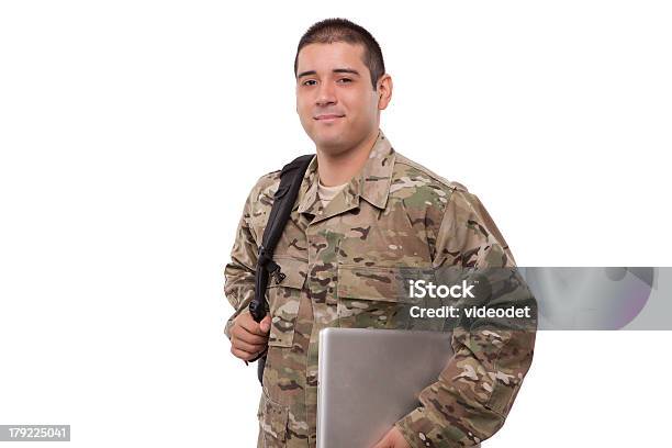 Soldier Con Mochila Y Computadora Portátil Foto de stock y más banco de imágenes de Ejército - Ejército, EE.UU., Mochila - Bolsa