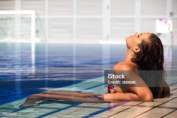 Fêmea Natação Desfrutar Do Sol - Fotografias de stock e mais imagens de Adulto - Adulto, Ao Lado da Piscina, Bem-estar