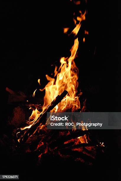 Fuego Foto de stock y más banco de imágenes de Calor - Calor, Fondo negro, Fotografía - Imágenes