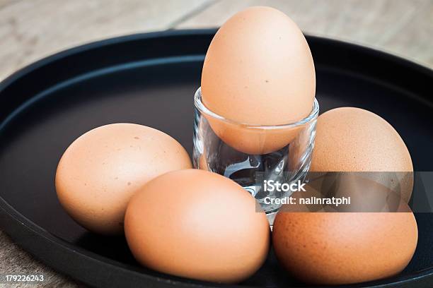 Photo libre de droit de Des Œufs Dans Un Bac Noir banque d'images et plus d'images libres de droit de Aliment - Aliment, Cholestérol, Cuisiner