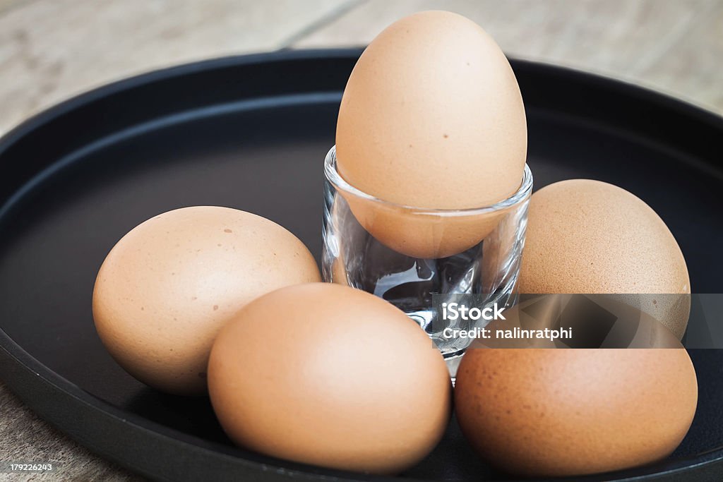 Много яиц в лоток черный - Стоковые фото Без людей роялти-фри