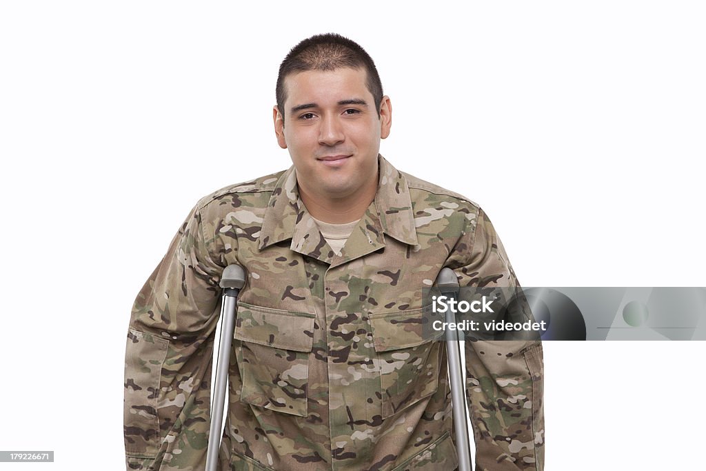 Porträt von einem Soldaten mit Krücken Lächeln - Lizenzfrei Krücke Stock-Foto