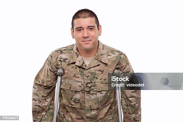 Porträt Von Einem Soldaten Mit Krücken Lächeln Stockfoto und mehr Bilder von Krücke - Krücke, Militär, Autorität