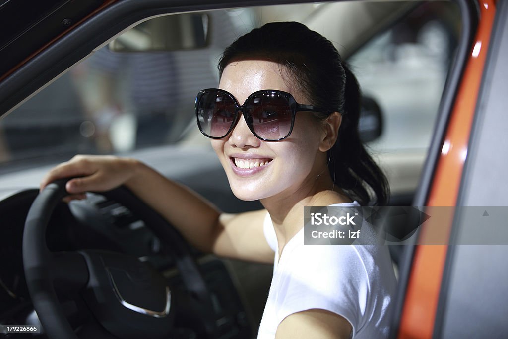 Frau mit dem Auto - Lizenzfrei Asiatischer und Indischer Abstammung Stock-Foto