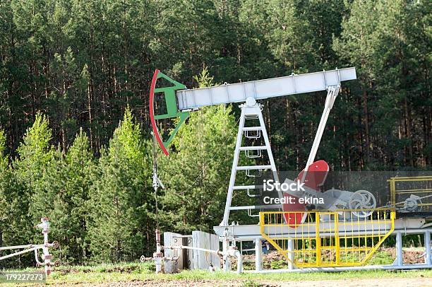Нефть Насос Джек В Операции — стоковые фотографии и другие картинки Machinery - Machinery, Бензин, Велосипедный насос