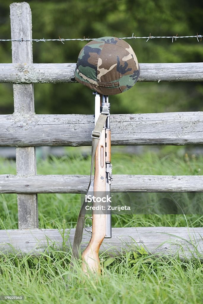 rifle y casco militar - Foto de stock de Accesorio de cabeza libre de derechos