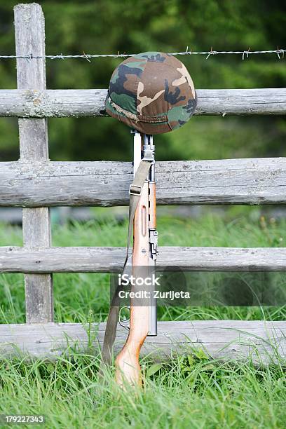 Rifle Y Casco Militar Foto de stock y más banco de imágenes de Accesorio de cabeza - Accesorio de cabeza, Aire libre, Arma