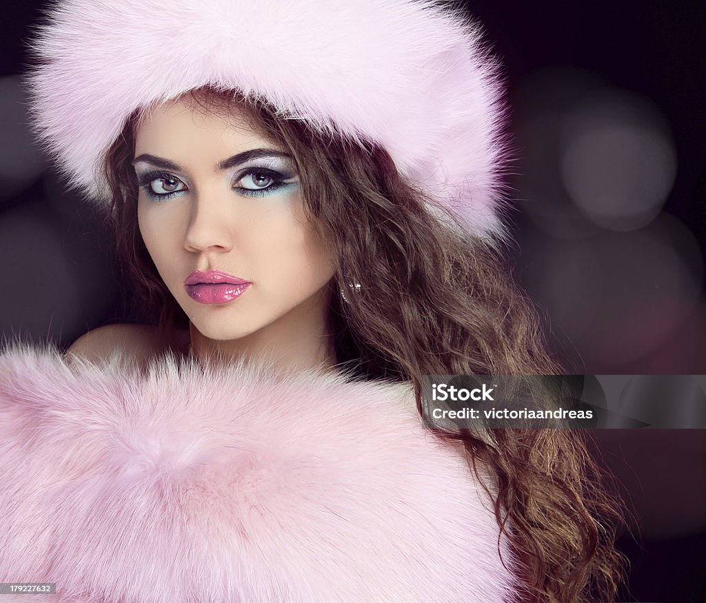 Retrato de mujer de moda usar sombrero y abrigo de piel. - Foto de stock de Abrigo libre de derechos