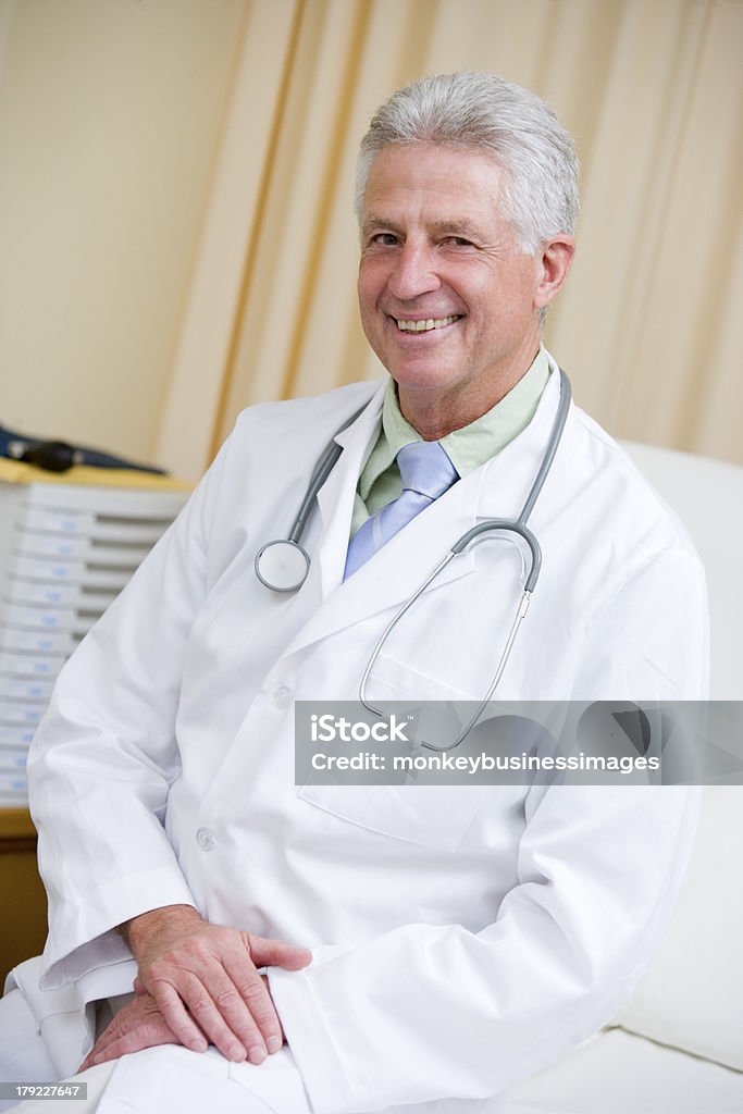 Médecin assis sur un lit d'hôpital - Photo de Adulte libre de droits