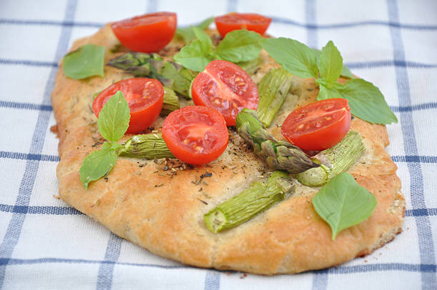 pizza com tomate e o verde espargos - fochaccia imagens e fotografias de stock