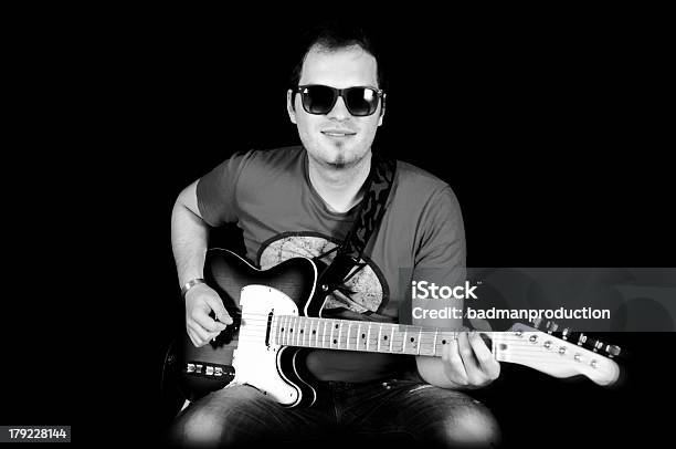 Foto de Masculino E Guitarra e mais fotos de stock de Cantar - Cantar, Gente comum, Individualidade