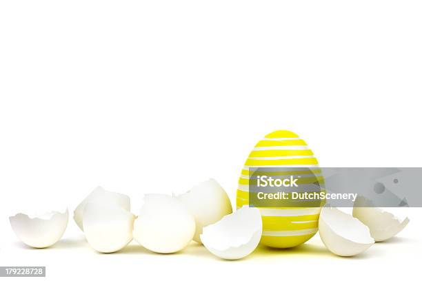 Único Entre Carcasas Amarillo Huevo De Pascua Aislado En Blanco Foto de stock y más banco de imágenes de Alimento