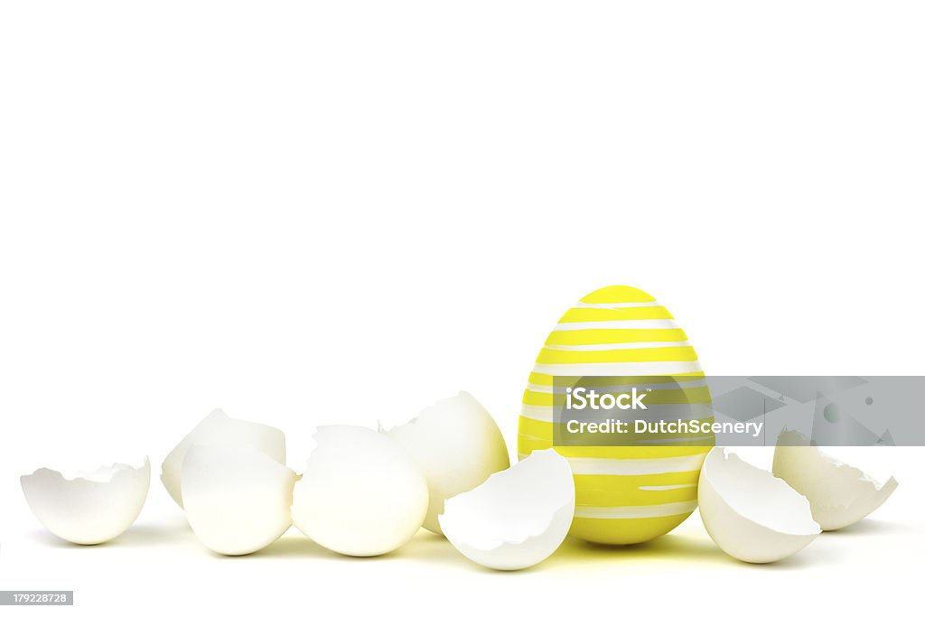 シングル黄色イースター卵シェル間の白で分離 - お祝いのロイヤリティフリーストックフォト
