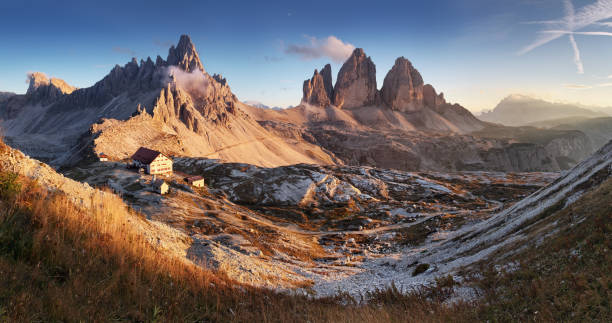 tramonto montagna panorama in italia dolomiti-tre cime - tirol season rock mountain peak foto e immagini stock