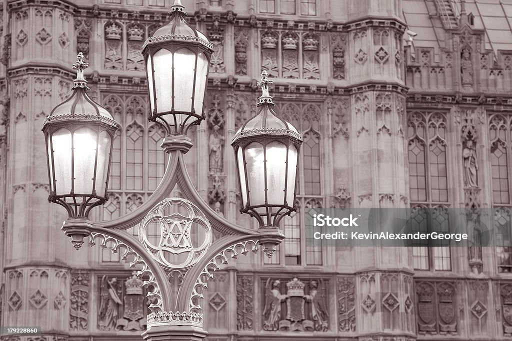 As casas do Parlamento e o poste de luz em Westminster, Londres - Foto de stock de Arquitetura royalty-free