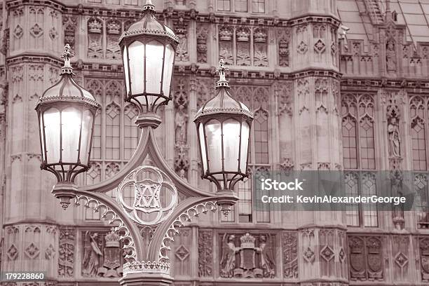 Foto de As Casas Do Parlamento E O Poste De Luz Em Westminster Londres e mais fotos de stock de Arquitetura