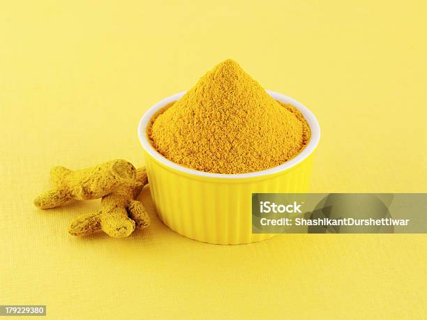 Cúrcuma Polvo Foto de stock y más banco de imágenes de Alimento - Alimento, Amarillo - Color, Aromaterapia