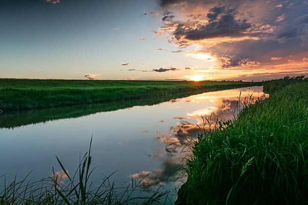 fiume al tramonto - manitoba prairie landscape canada foto e immagini stock